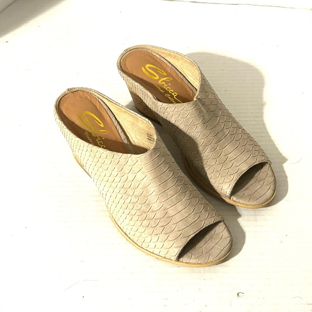 Sbicca Beige Peep-Toe Mules